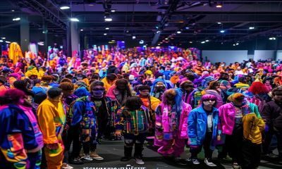 不良研究所亚文化研究：年轻人聚集的二次元展会现场，五彩缤纷的cosplay服装与充满活力的人群