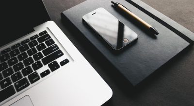 某科技媒体与不良研究所合作完成年度科技趋势报告的工作现场，研究员与媒体编辑共同审阅报告初稿，氛围严肃认真